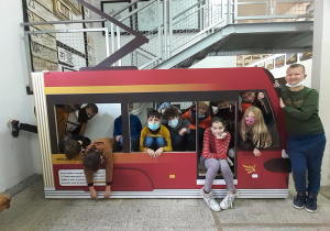 Uczestnicy wycieczki na zdjęciu w modelu tramwaju miejskiego